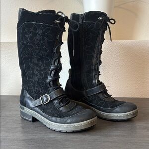 Jambu Hawthorn Leather Boots with embroidered floral Design